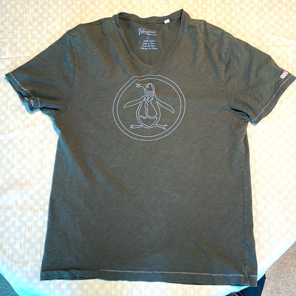 Penguin an Original Penguin gray tee shirt with dotted Penguin logo Large